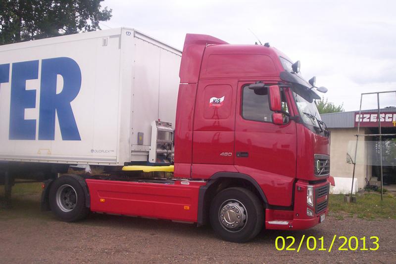 Ciężarówka z czerwoną zabudową marki Volvo
