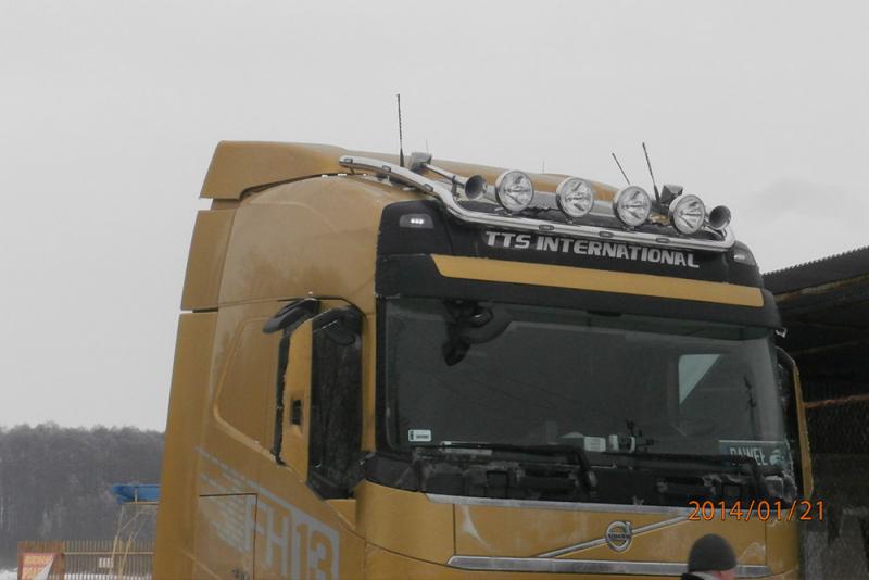 Ciężarówka z zabudową w kolorze żółtym marki Volvo
