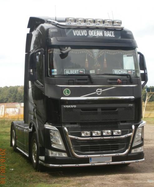 Czarny VOLVO po realizacji modernizacji kabiny