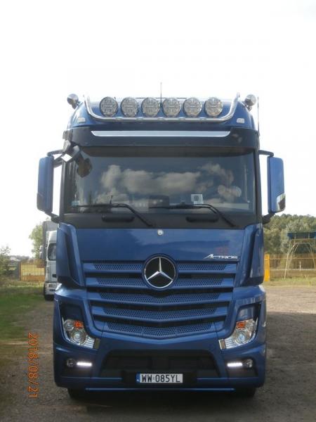 Ciężarówka marki Mercedes w kolorze niebieskim po realizacji modernizacji kabiny