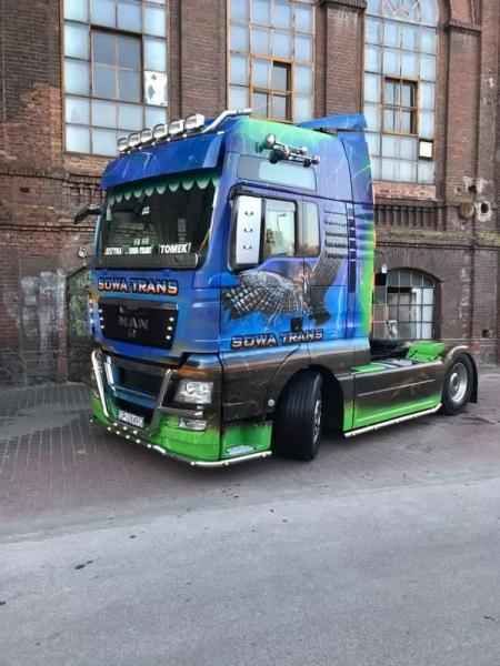 Ciężarówka marki MAN w kolorze niebiesko-zielonym po realizacji modernizacji kabiny