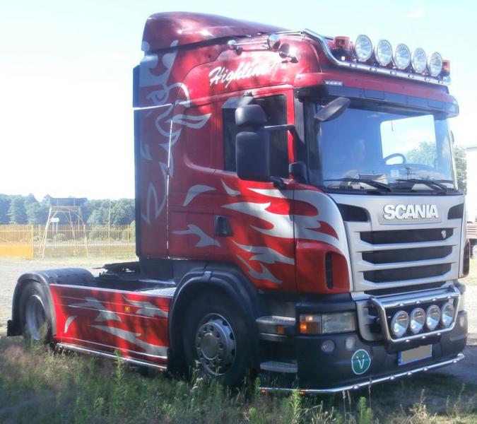 Ciężarówka marki SCANIA w kolorze czerwono-srebrnym po realizacji modernizacji kabiny