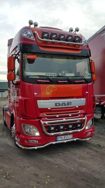 Ciężarówka marki DAFF w kolorze czerwonym po realizacji modernizacji kabiny